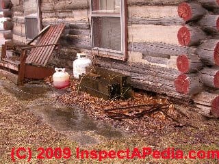 Antique log home wall chinking falling out © Daniel Friedman at InspectApedia.com