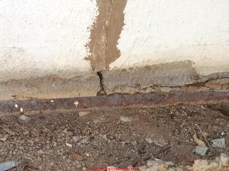 Foundation crack, vertical, stucco over block, possible tree damage (C) InspectApedia.com Casseybug