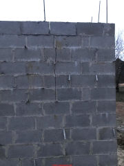Vee crack at top of new concrete block wall (C) InspectApedia.com Todd