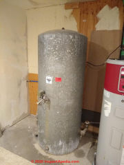 No-bladder type water pressure tank (C) InspectApedia.com Jeff
