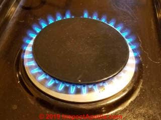 Proper flame on a Mabe gas cooktop when the burner cap is properly in place (C) Daniel Friedman at InspectApedia.com