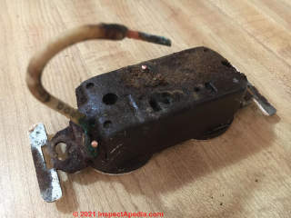 Burned neutral-to-ground wire at receptacle ("outlet") (C) InspectApedia.com John S