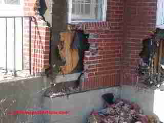 Very loose brick veneer wall © Daniel Friedman at InspectApedia.com