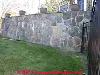 Retaining wall with no guardrail © D Friedman at InspectApedia.com 