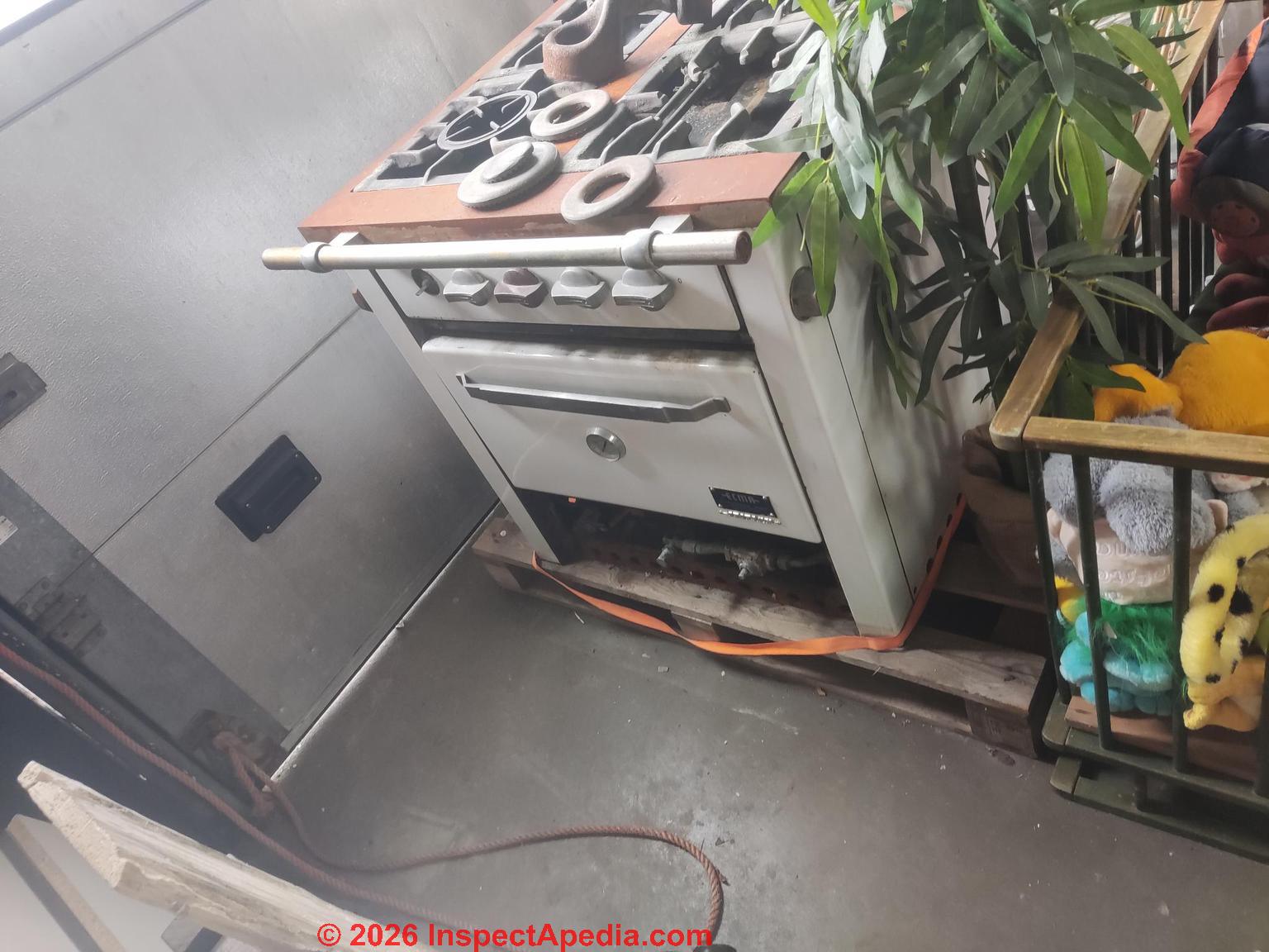 960's oven  (C) InspectApedial.com John