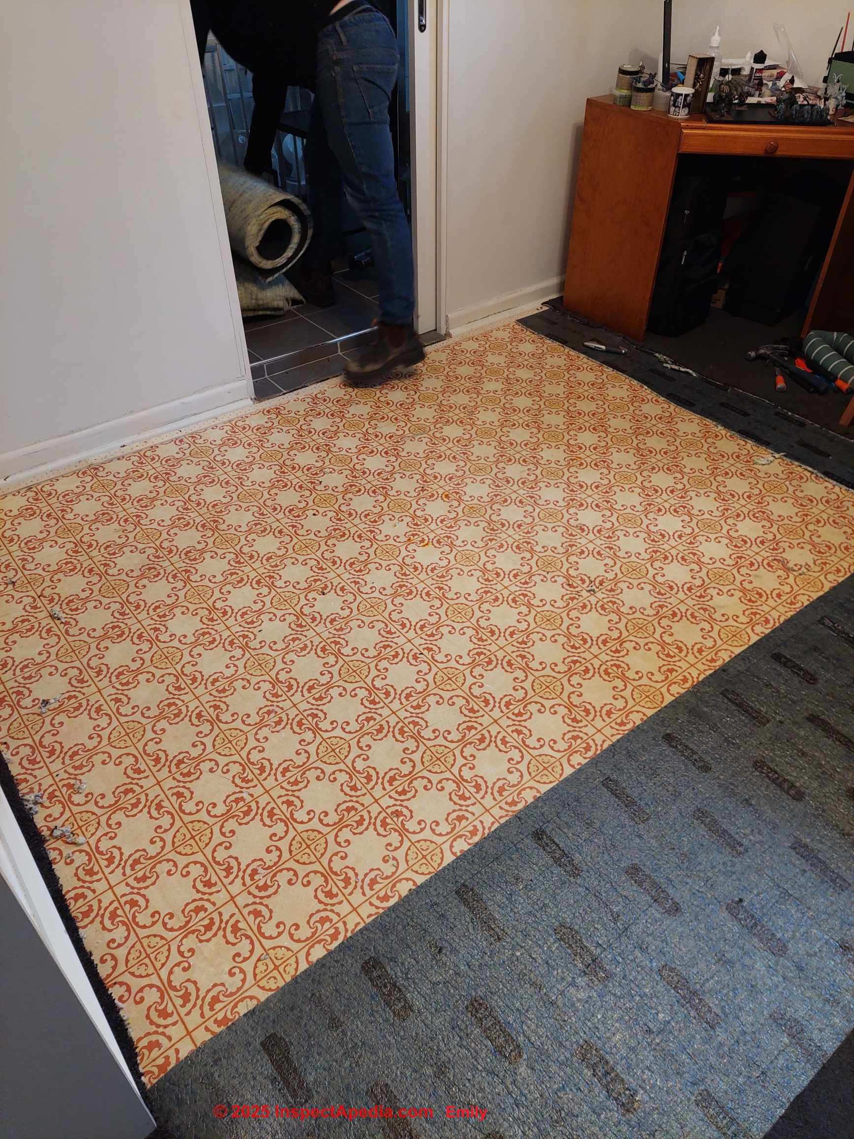 Asbestos not found in this 1950s Linoleum Rug in Melbourne Australia (C) InspectApedia.com Emily A.
