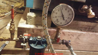 Oil line vacuum gauge / pressure gauge at 3 psi (C) InspectApedia.com Hillpc12 