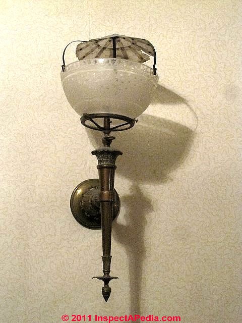 Featured image of post Gas Lighting Victorian Era : The victorian style of lamps can be divided into candles, oil lamps, gas and electricity.