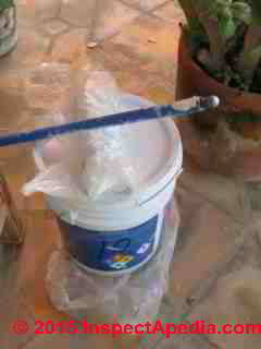 bewaar de dakverfborstel in een plastic zak met een beetje water voor hergebruik in de tweede laag (C) Daniel Friedman