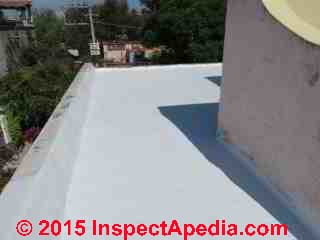 Secondo rivestimento di vernice sigillante per tetti a marchio Comex su un tetto piatto di cemento a San Miguel de Allende, Messico (C) Daniel Friedman
