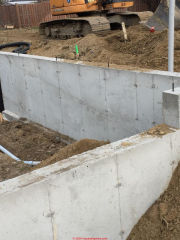 Cold pour joint in new foundation wall (C) InspectApedia.com Lynn