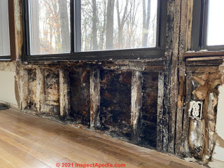 Severe leak at window rotted wall and mold (C) Inspectapedia.com Gibbons
